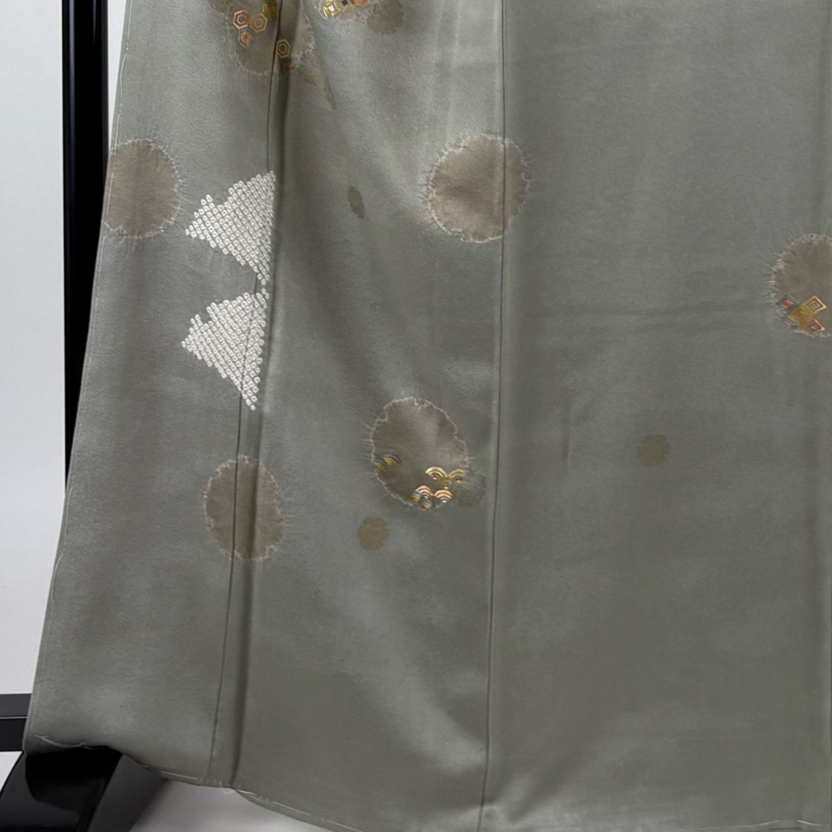 付下げ 身丈167cm 裄丈68cm 正絹 秀品 【中古】 付下げ 身丈165.5cm 裄丈65cm M 袷 菊 梅 刺繍 金糸 薄緑 正絹 秀品