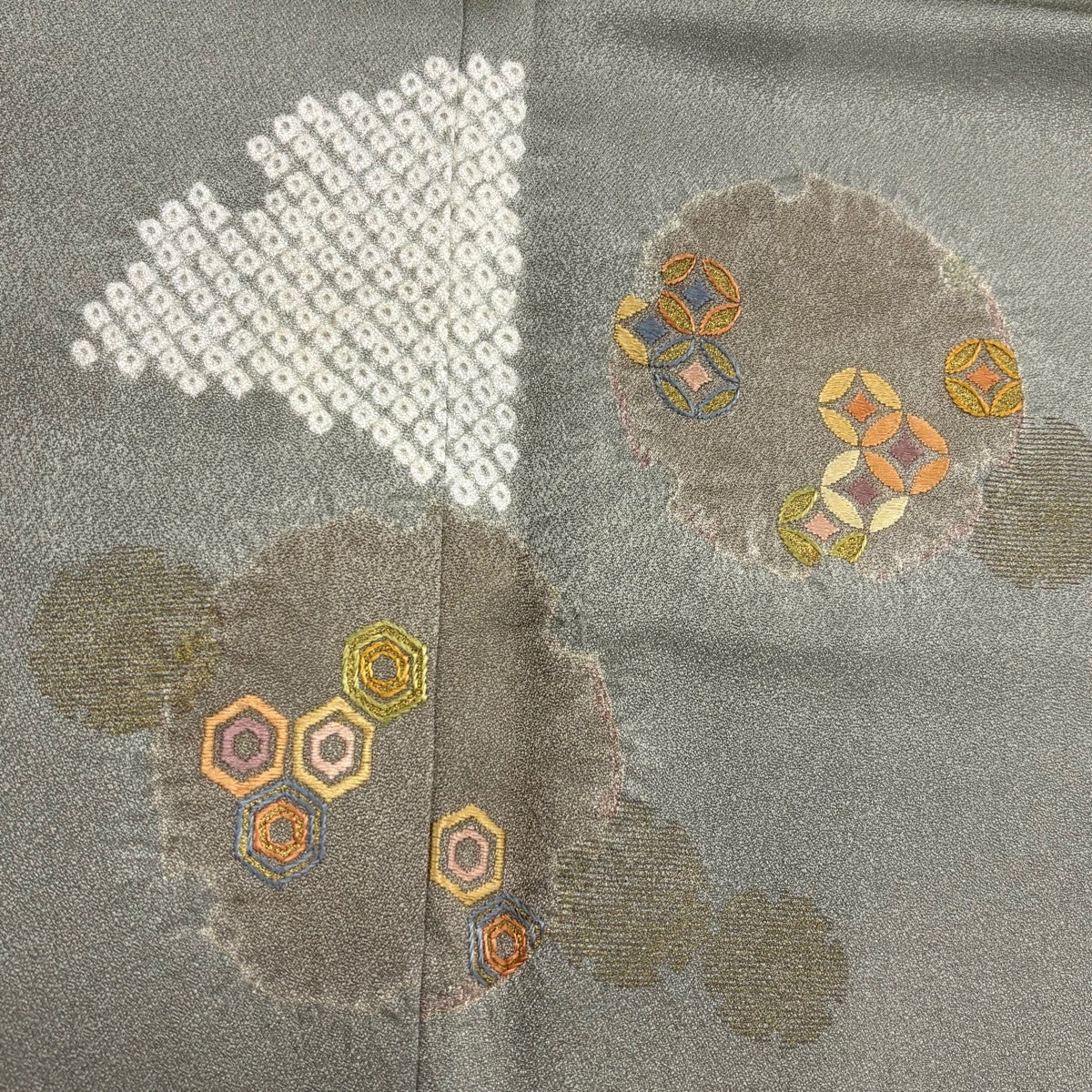 付下げ 身丈167cm 裄丈67cm M 袷 雪輪 有職文様 刺繍 絞り 灰緑 正絹