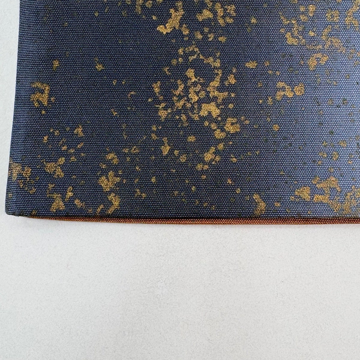 袋帯 秀品 縦ぼかし 幾何学模様 金彩 紺色 全通 正絹｜中古・古着
