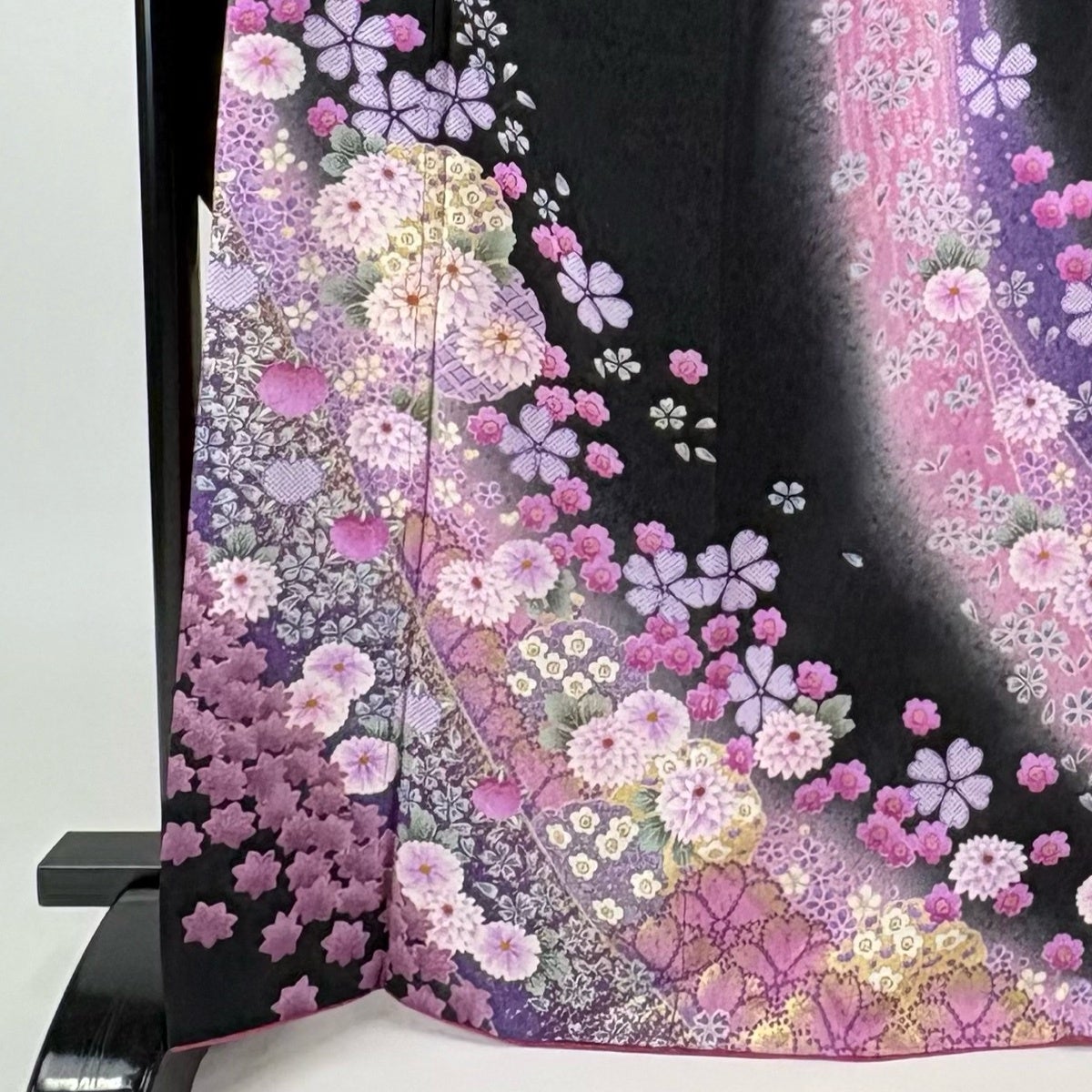 美品！金通し＊紫＊雪輪花文様＊桜＊ゴージャス＊中振袖＊１６４ｃｍ＊裄６６ 振袖 身丈167.5cm 裄丈69.5cm L 袷 菊 雪輪 金糸 金彩 黒 正絹 名品
