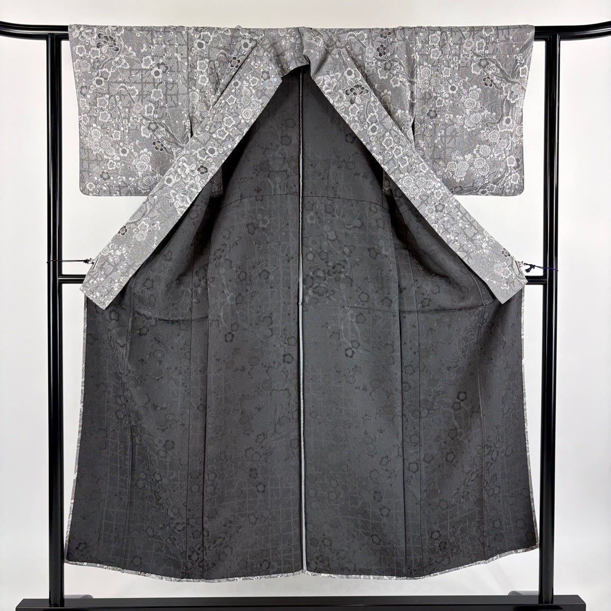美品】 小紋 身丈152cm 裄丈61.5cm S 単衣 枝梅 菊 紋意匠 金糸 灰色