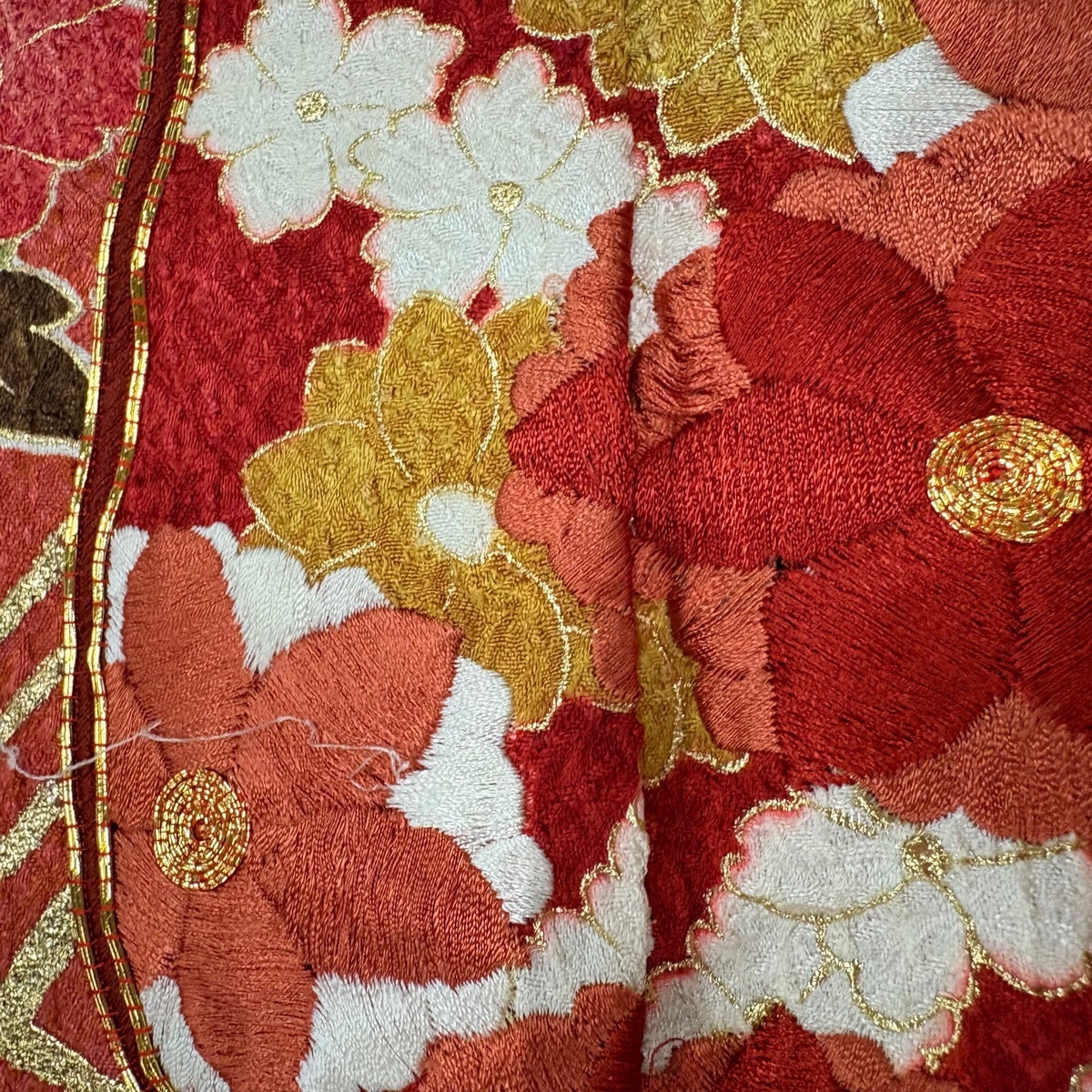 振袖 身丈154.5cm 裄丈63.5cm 正絹 名品 【中古】 振袖 身丈164.5cm 裄丈64.5cm M 袷 菊 笠松 刺繍 金糸 朱色 正絹 名品