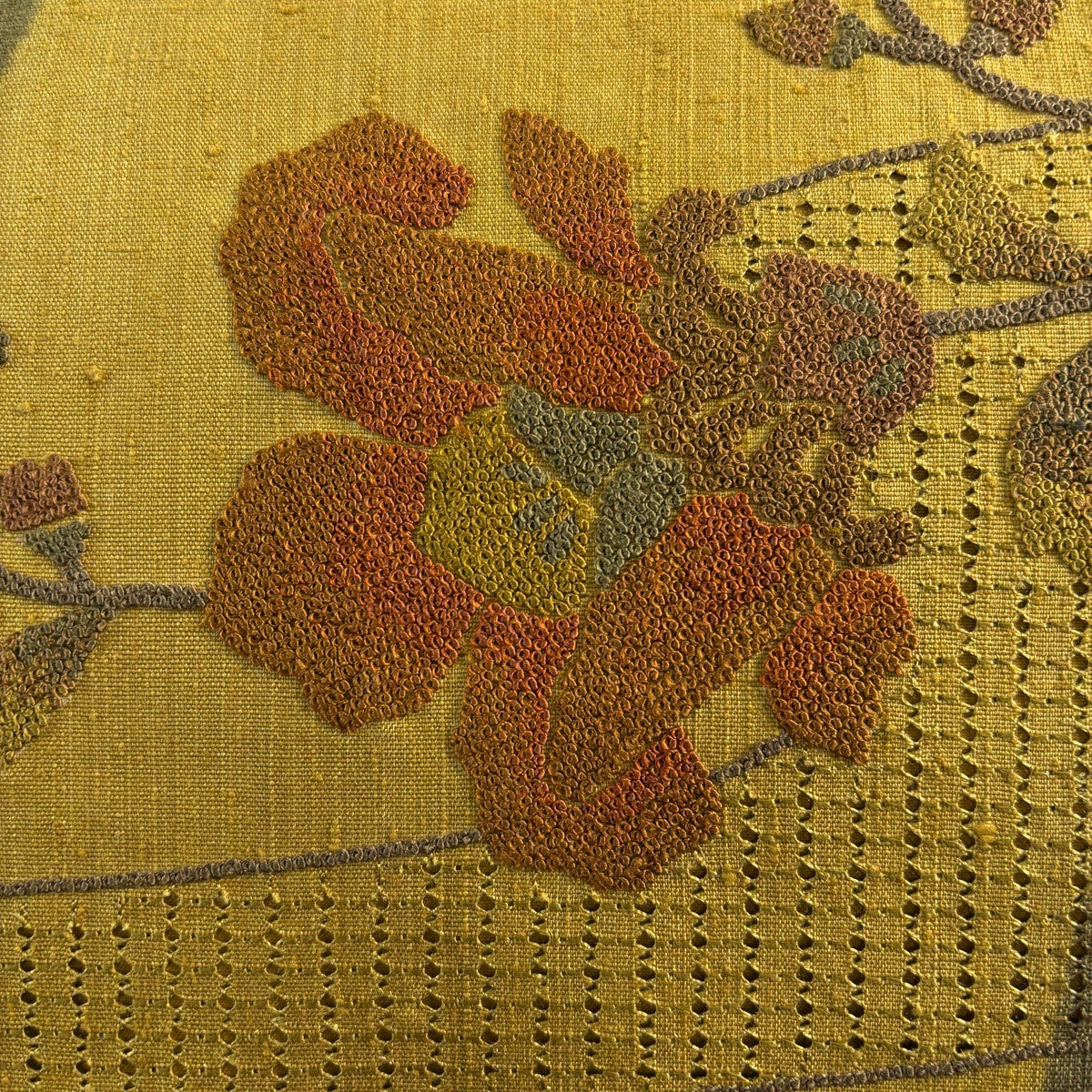 在庫一掃】 名古屋帯 秀品 紬地 草花 霞 相良刺繍 刺繍 黄土色 正絹