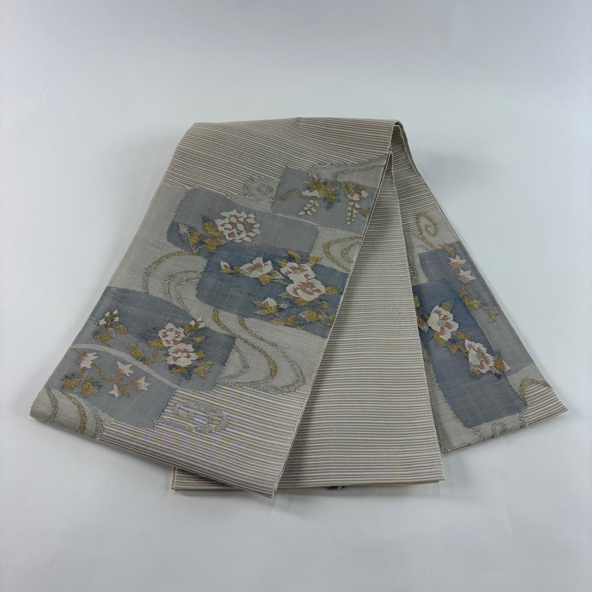 夏物 袋帯 中古 リサイクル 絽 フォーマル 灰白色 霞色 金銀 A870-8 袋帯 秀品 夏帯 絽 草花 流水 金銀糸 灰色 お太鼓柄 正絹｜中古・古着