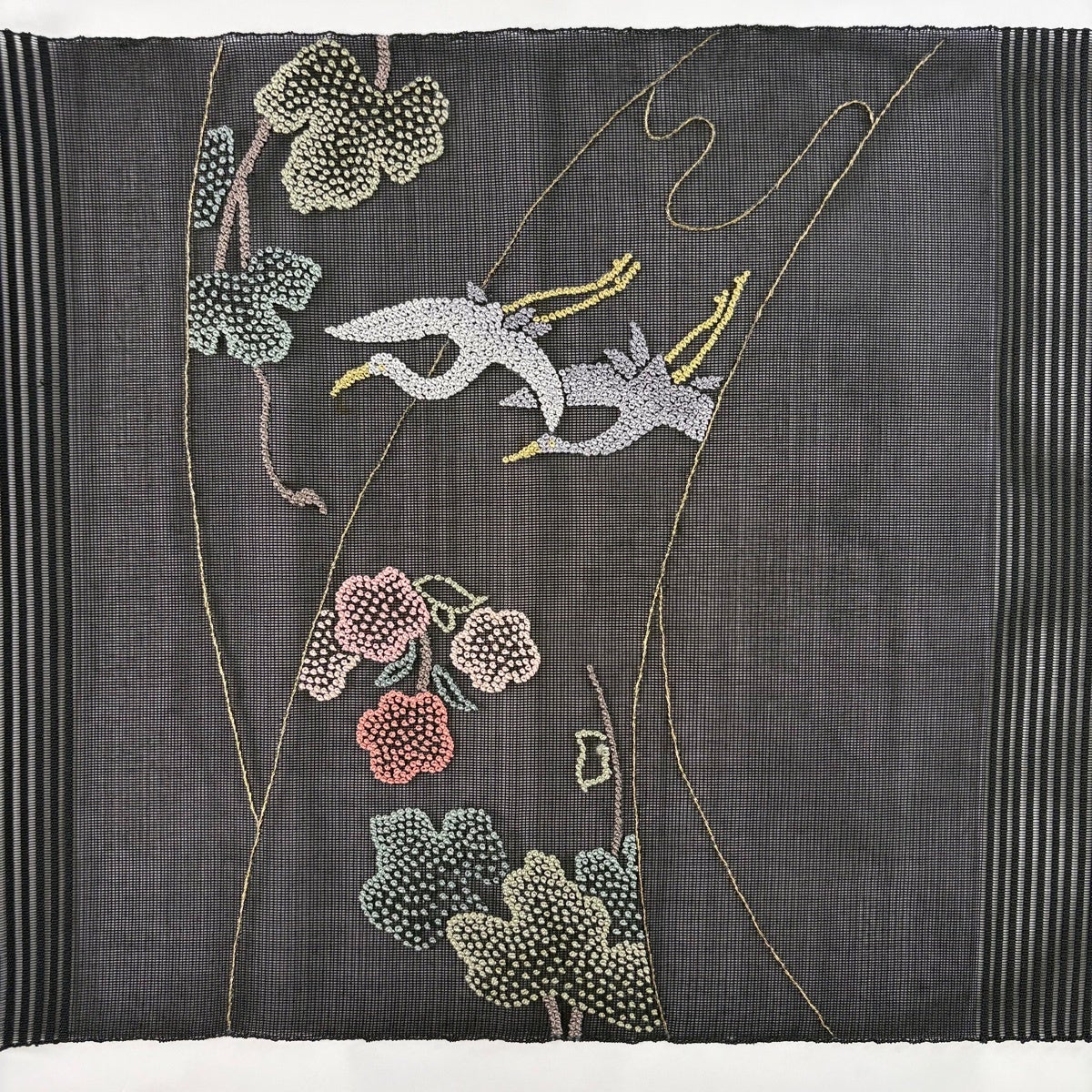 開き名古屋帯　グレー系の紬地に葉と果実の相良刺繍　松葉仕立て　逸品 中古）名古屋帯 銀 カジュアル 松葉仕立て 織り 刺繍 紅葉 流水 絹