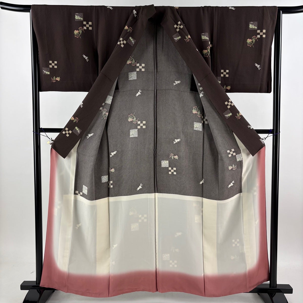 MK-1688 小紋 セミアンティーク 手描き 霞 菊 黒色 縮緬 小紋 身丈157cm 裄丈64cm M 袷 胴抜き うさぎ 葡萄 縮緬 焦茶色 正絹