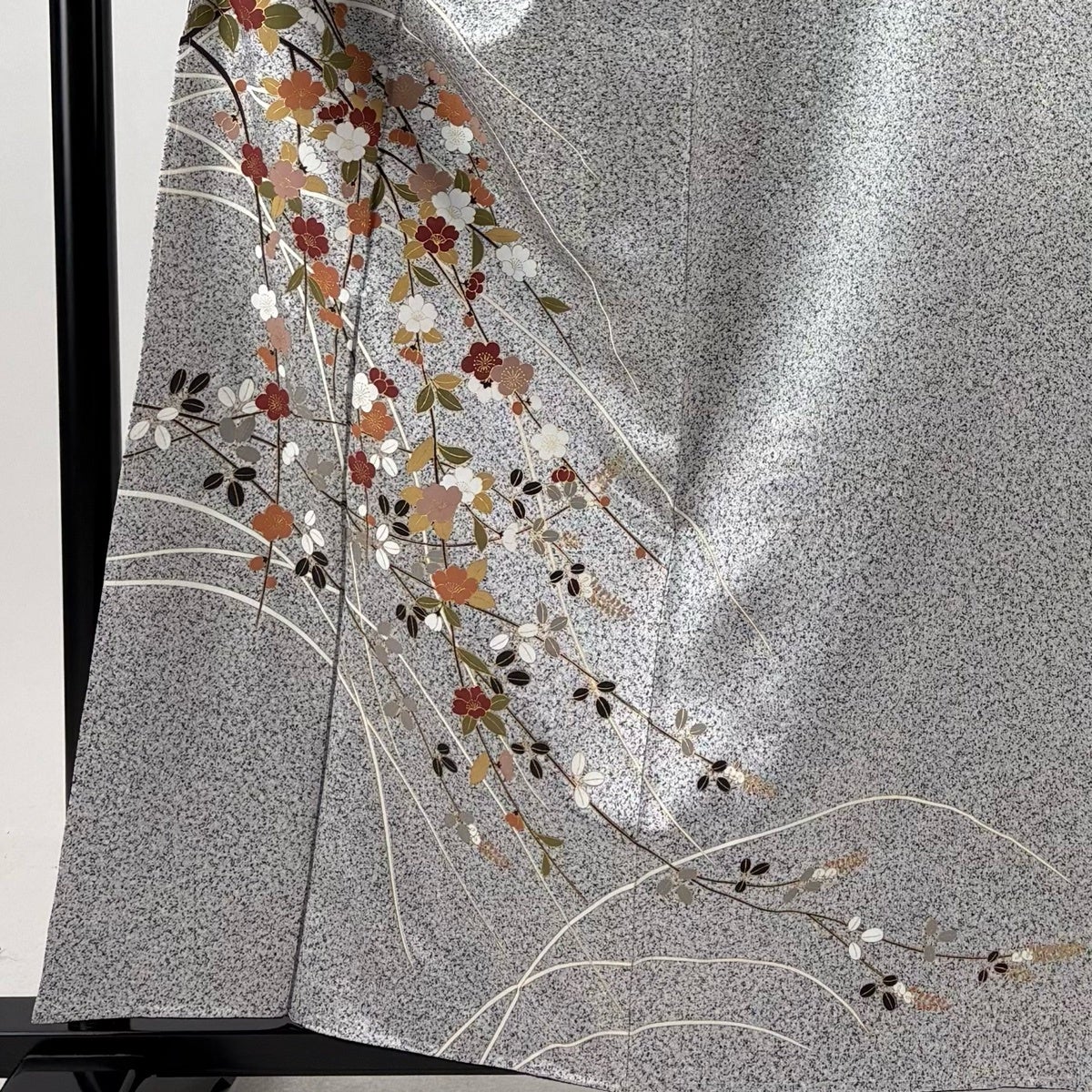 美品】 付下げ 身丈161cm 裄丈64.5cm M 袷 枝花 枝梅 金彩 灰色 正絹