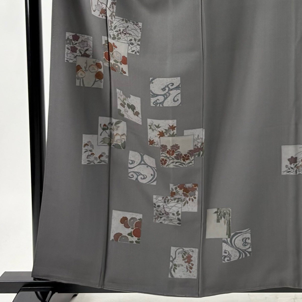 付下げ 身丈158cm 裄丈62cm S 袷 色紙 草花 金彩 灰色 正絹 秀品｜中古