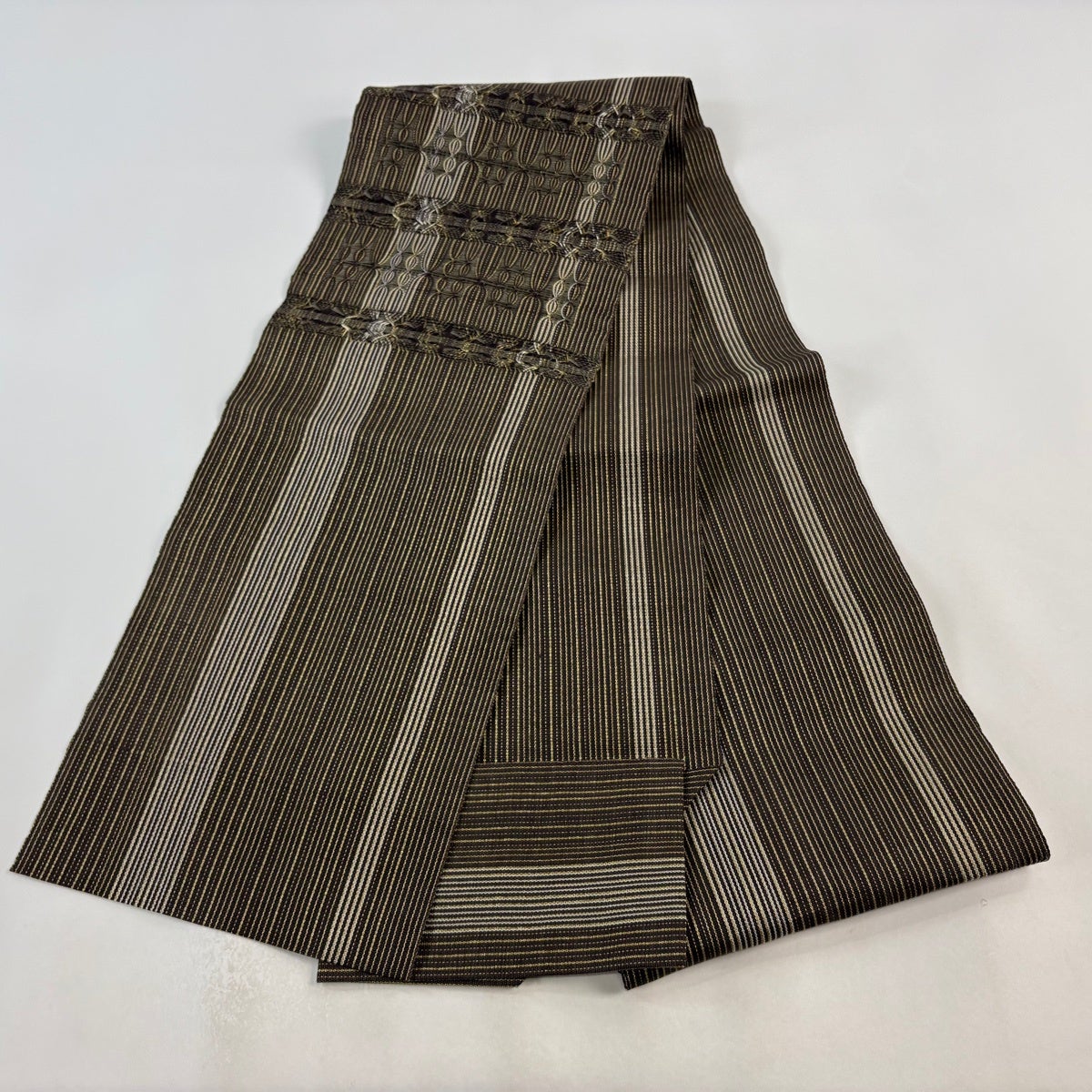 美品】 名古屋帯 秀品 八寸名古屋帯 松葉仕立て 縞 幾何学 金糸 焦茶色