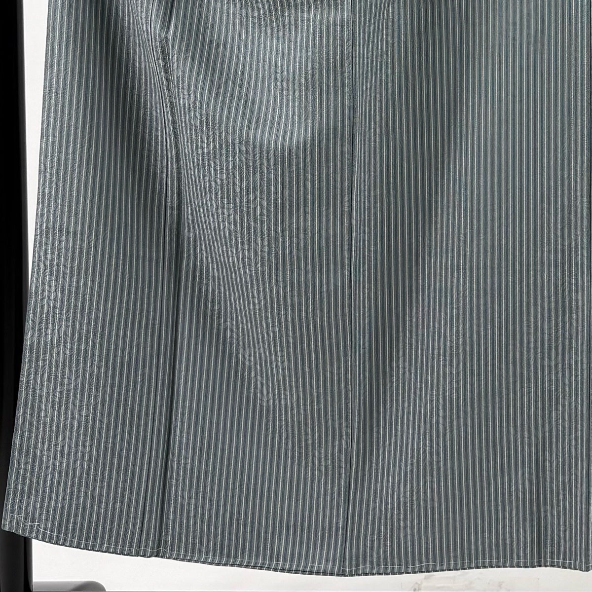 美品】 小紋 身丈151.5cm 裄丈63cm S 袷 縦縞 地紋 灰緑 正絹 秀品