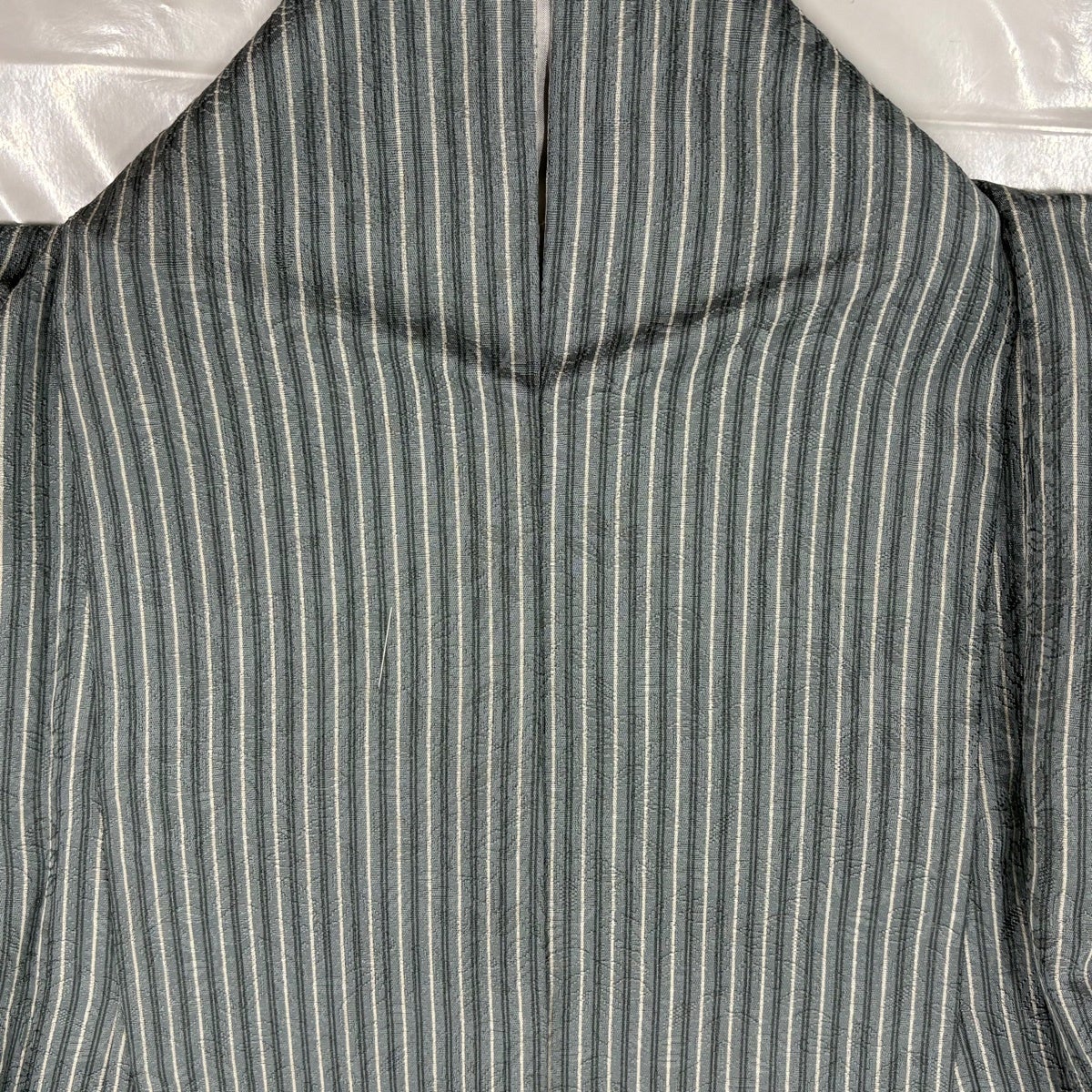 美品】 小紋 身丈151.5cm 裄丈63cm S 袷 縦縞 地紋 灰緑 正絹 秀品