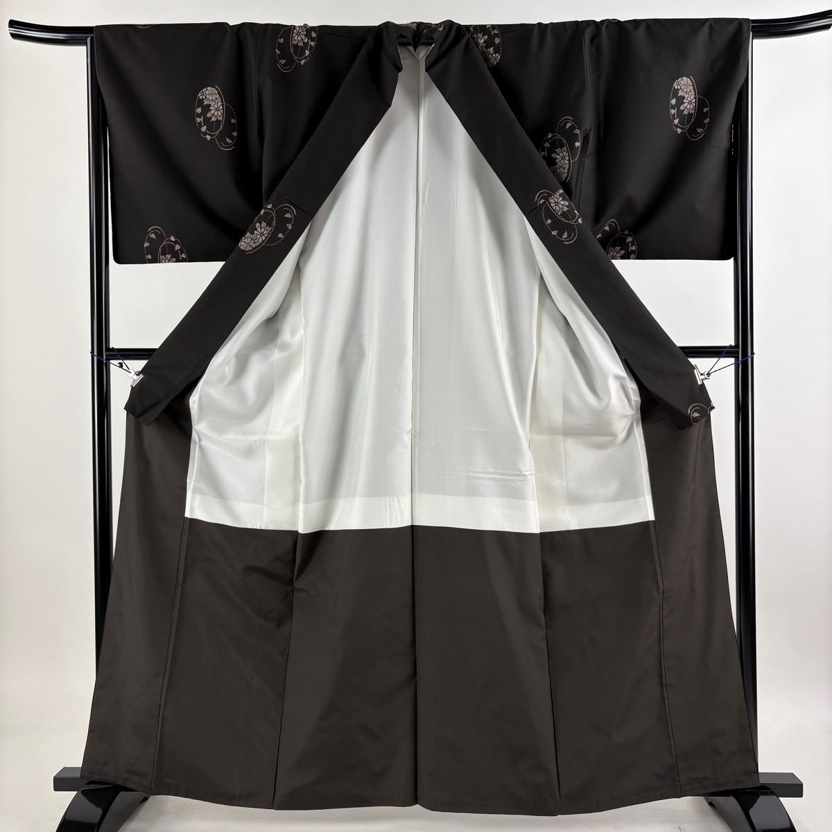 紬 身丈163cm 裄丈66cm M 袷 菊 花丸文 焦茶色 正絹 名品｜中古・古着