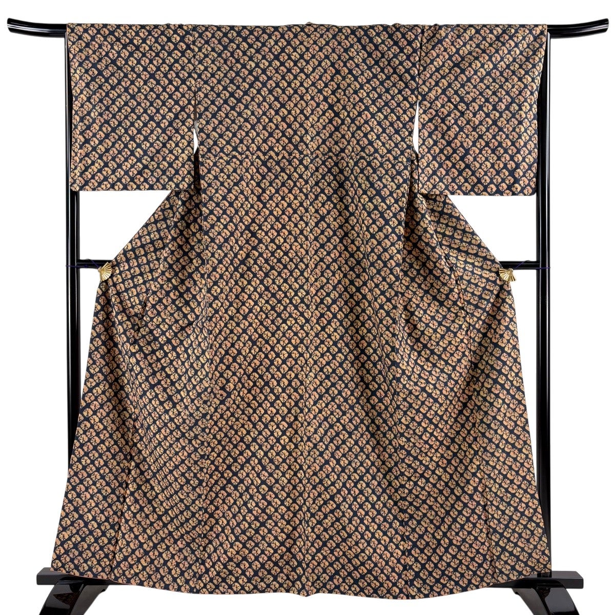 【美品】 小紋 身丈161cm 裄丈67.5cm 正絹 名品 【中古】 小紋 身丈161cm 裄丈67.5cm L 袷 やまと 葉と実 地紋 黒 正絹 秀品