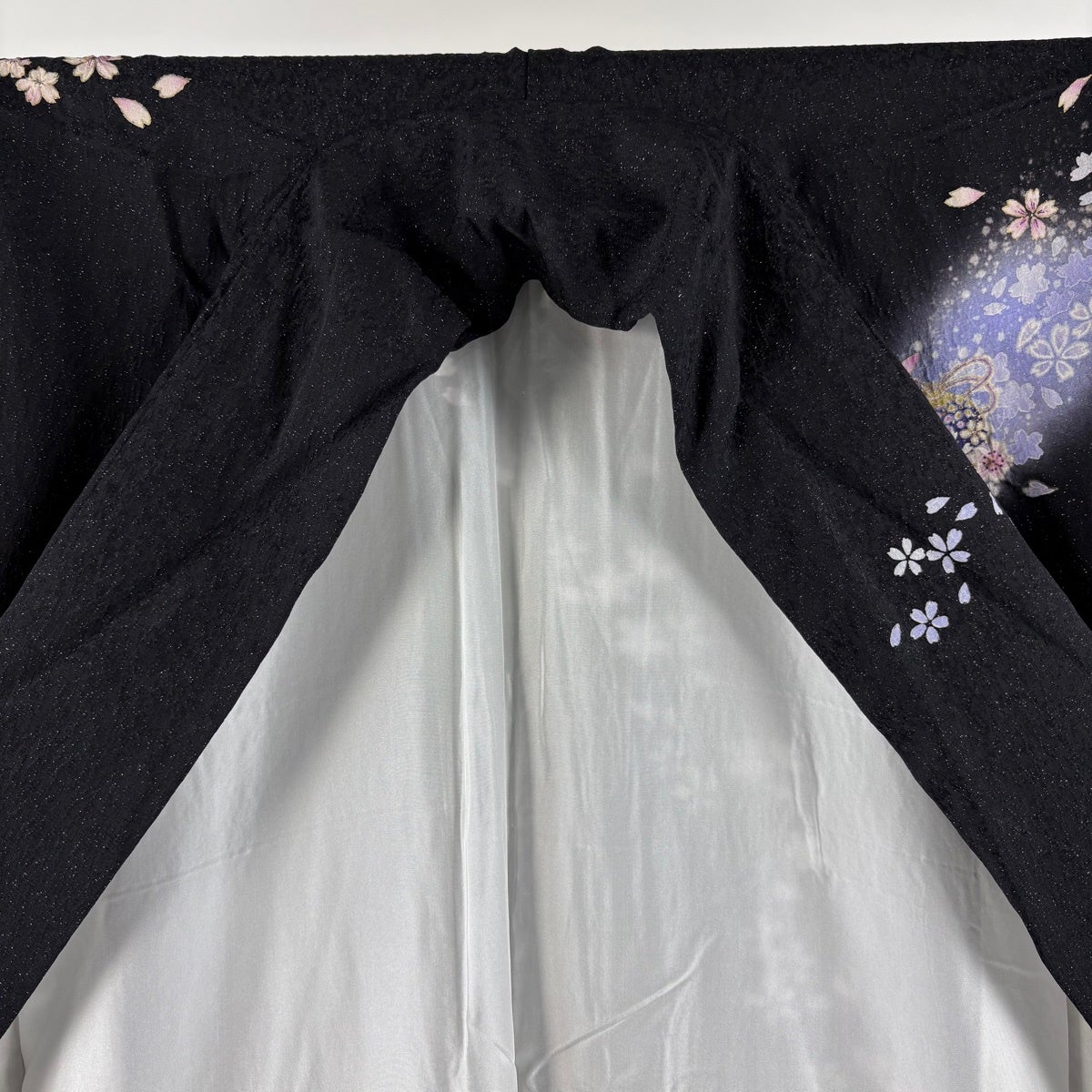 振袖 身丈161cm 裄丈65cm 正絹 名品 【中古】 振袖 身丈161cm 裄丈67cm M 袷 鈴乃屋 鈴 桜 銀通し 金彩 黒 正絹 名品