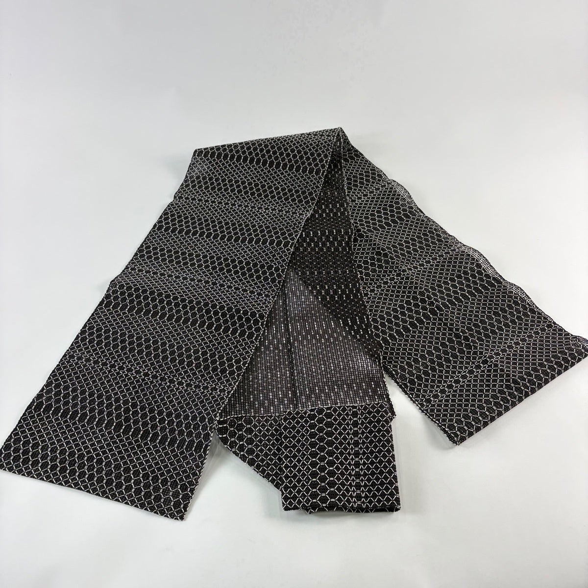 名古屋帯 秀品 夏帯 八寸名古屋帯 羅 松葉仕立て 幾何学模様 墨色 正絹