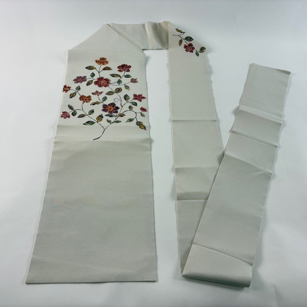 ⑦⓪①多ち花 花唐草文様 縮緬 名古屋帯 正絹 名古屋帯 秀品 花唐草 縮緬 灰色 正絹｜中古・古着・リサイクル着物