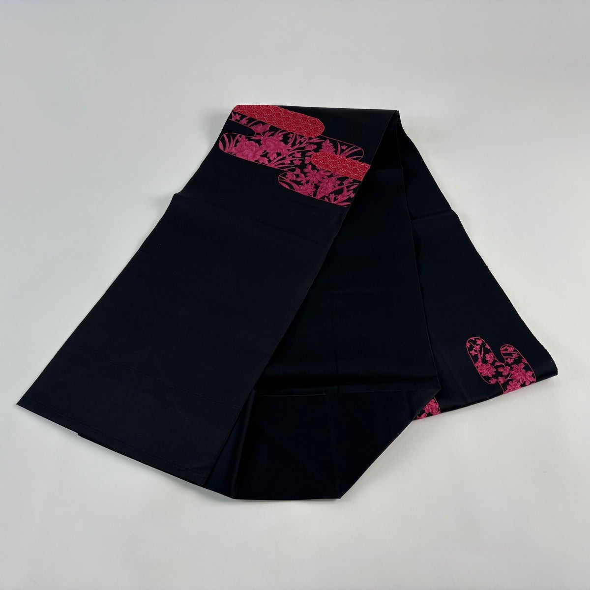 名古屋帯 秀品 関西仕立て ヱ霞 草花 刺繍 黒 正絹｜中古・古着