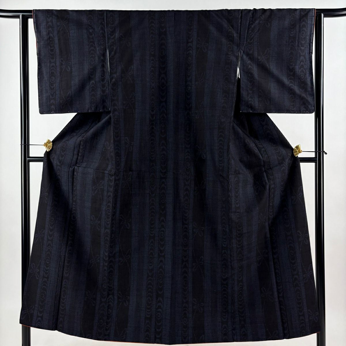 【美品】 紬 身丈157cm 裄丈67cm 正絹 秀品 【中古】 紬 身丈157.5cm 裄丈66cm M 袷 幾何学模様 墨色 正絹 秀品｜中古・古着