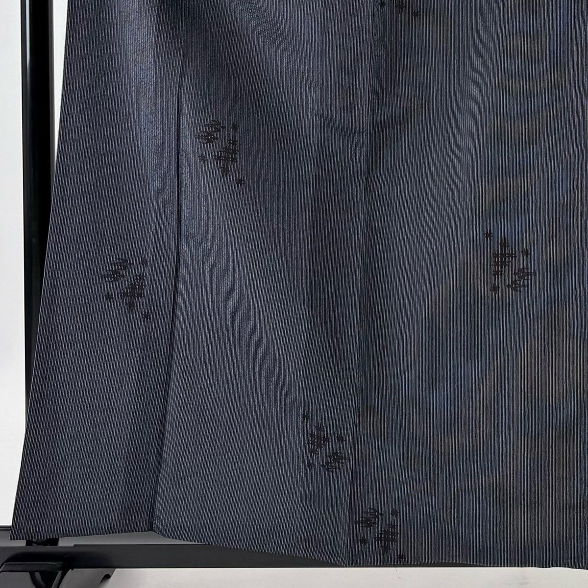 結城紬 美品 名品 身丈160cm 裄丈64cm 正絹 【中古】 美品】 紬 身丈160cm 裄丈64cm M 単衣 燕 縦縞 紺色 正絹 名品｜中古