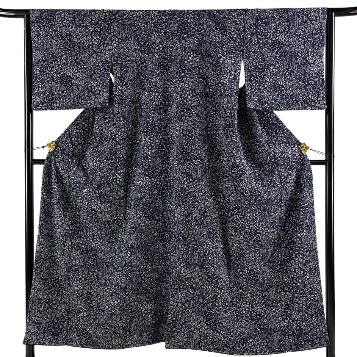 【美品】 紬 身丈160cm 裄丈66cm 正絹 逸品 【中古】 美品】 紬 身丈160cm 裄丈64cm M 単衣 燕 縦縞 紺色 正絹 名品｜中古