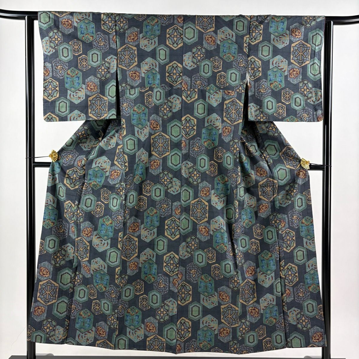 【美品】 紬 身丈156cm 裄丈65cm 正絹 秀品 【中古】 美品】 紬 身丈156cm 裄丈62cm S 袷 草花 紺色 正絹 秀品｜中古・古着