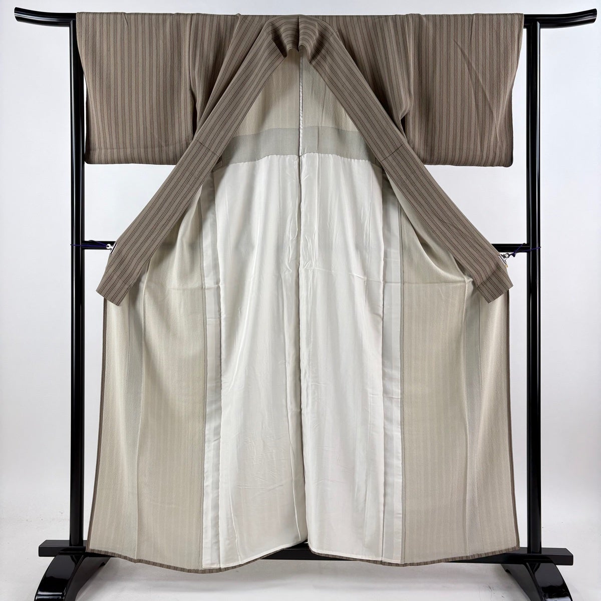 小紋 身丈158cm 裄丈66cm 正絹 名品 【中古】 小紋 身丈158cm 裄丈66cm M 単衣 山口秀藤 落款あり 人物 桜 灰白 正絹