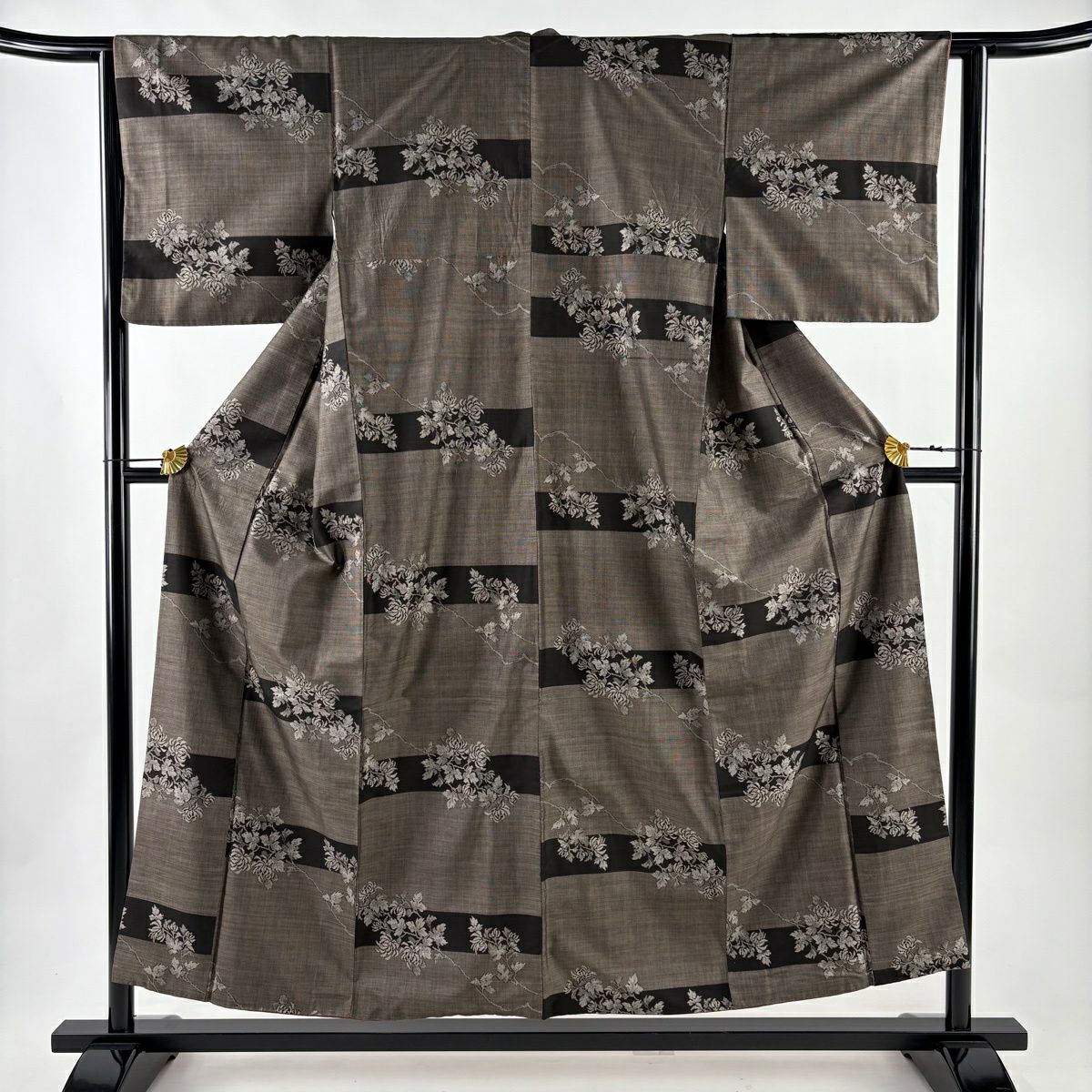 【美品】 紬 身丈152cm 裄丈62.5cm 正絹 名品 【中古】 美品】 紬 身丈152.5cm 裄丈62cm S 袷 横縞 ベージュ 正絹 名品｜中古