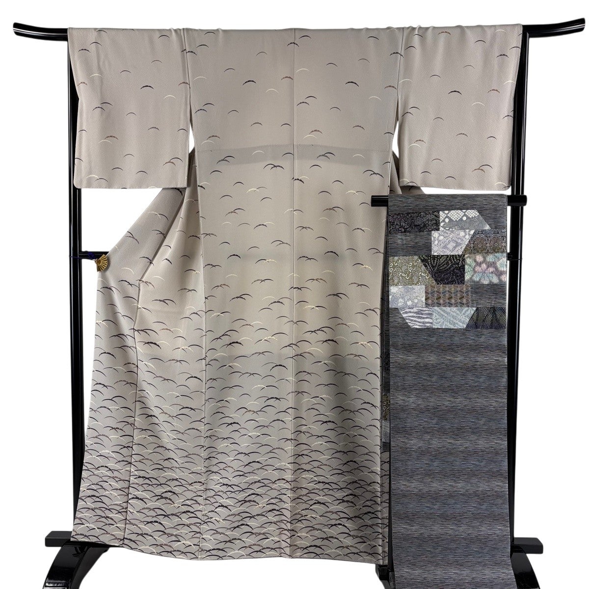 訪問着 美品 名品 身丈169.5cm 裄丈67cm 正絹 【中古】 訪問着 身丈161.5cm 裄丈66cm M 袷 梅 芝 総絞り 黒 正絹 秀品｜中古