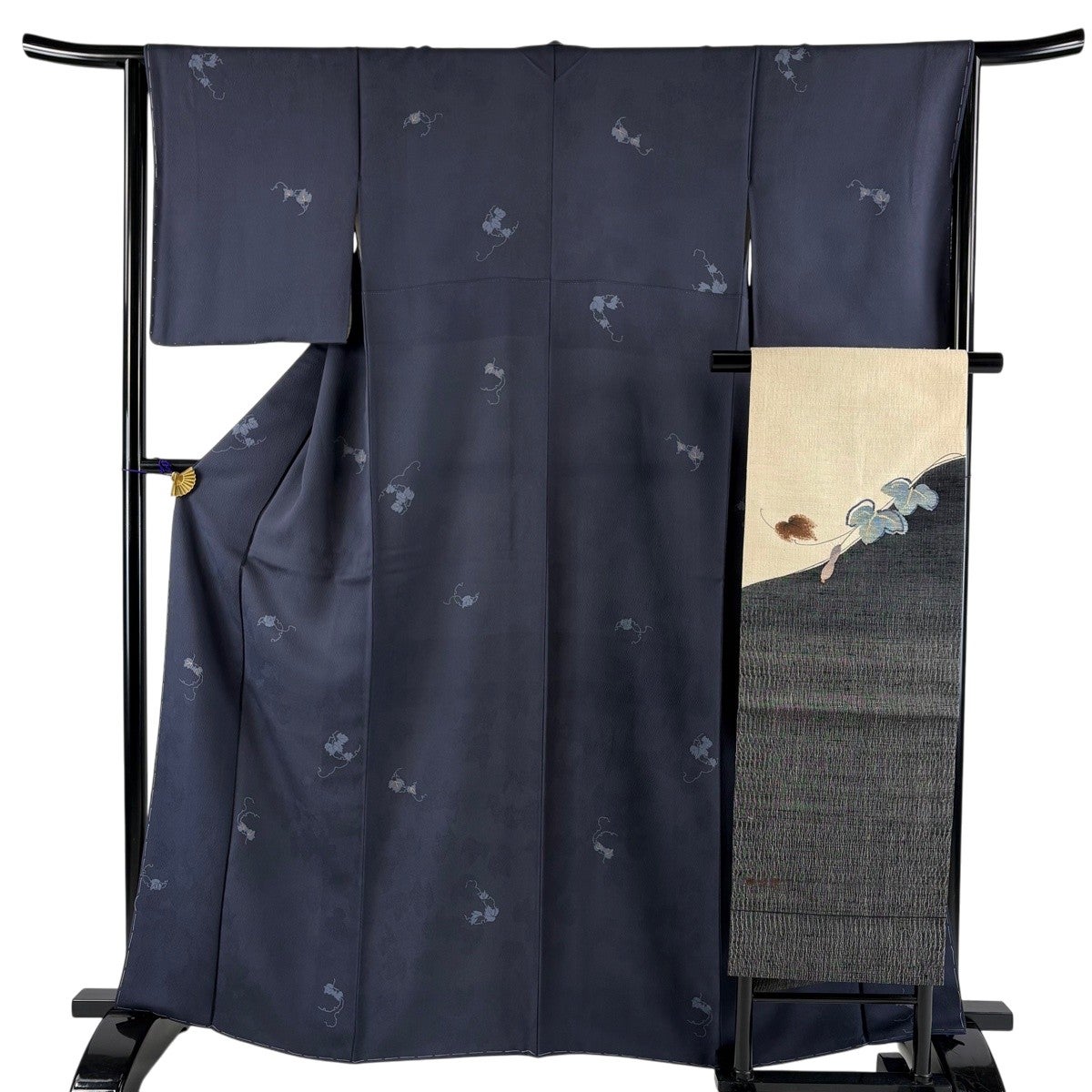 小紋 身丈160.5cm 裄丈64.5cm 正絹 名品 【中古】 小紋 身丈160.5cm 裄丈64cm M 袷 花鳥 波 紋意匠 灰色 正絹 名品｜中古