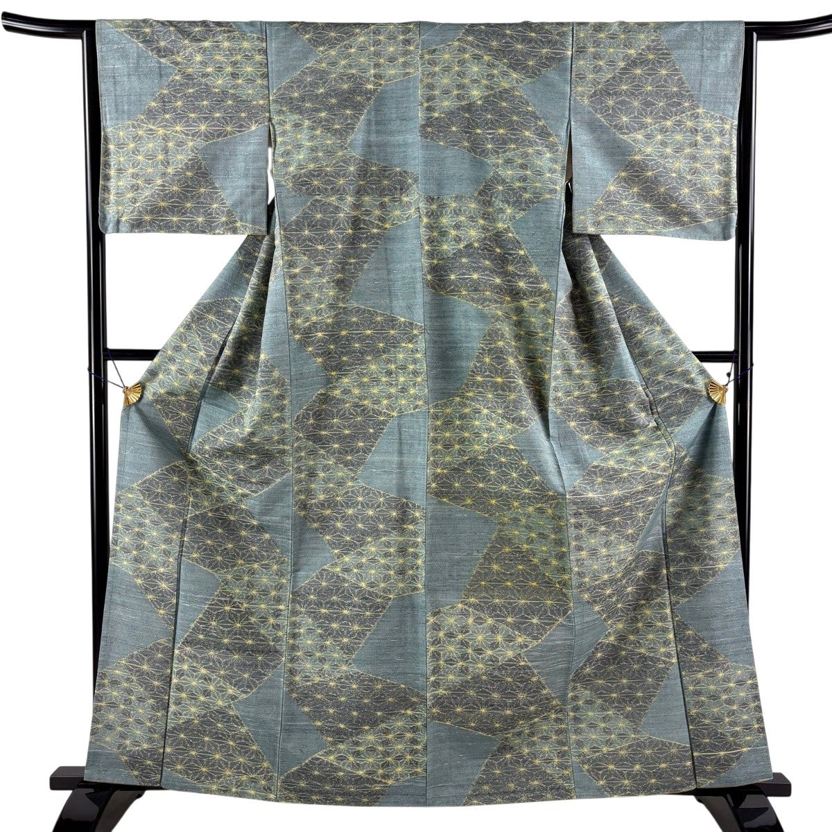 紬 美品 優品 身丈161cm 裄丈66.5cm 化繊 【中古】 紬 身丈161cm 裄丈64cm M 袷 麻の葉 幾何学 黒灰 正絹 優品｜中古