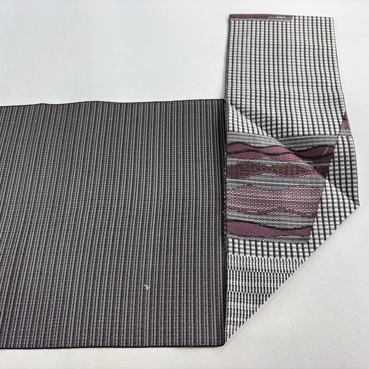 美品】 名古屋帯 秀品 八寸名古屋帯 松葉仕立て よろけ縞 縞 金糸 灰紫
