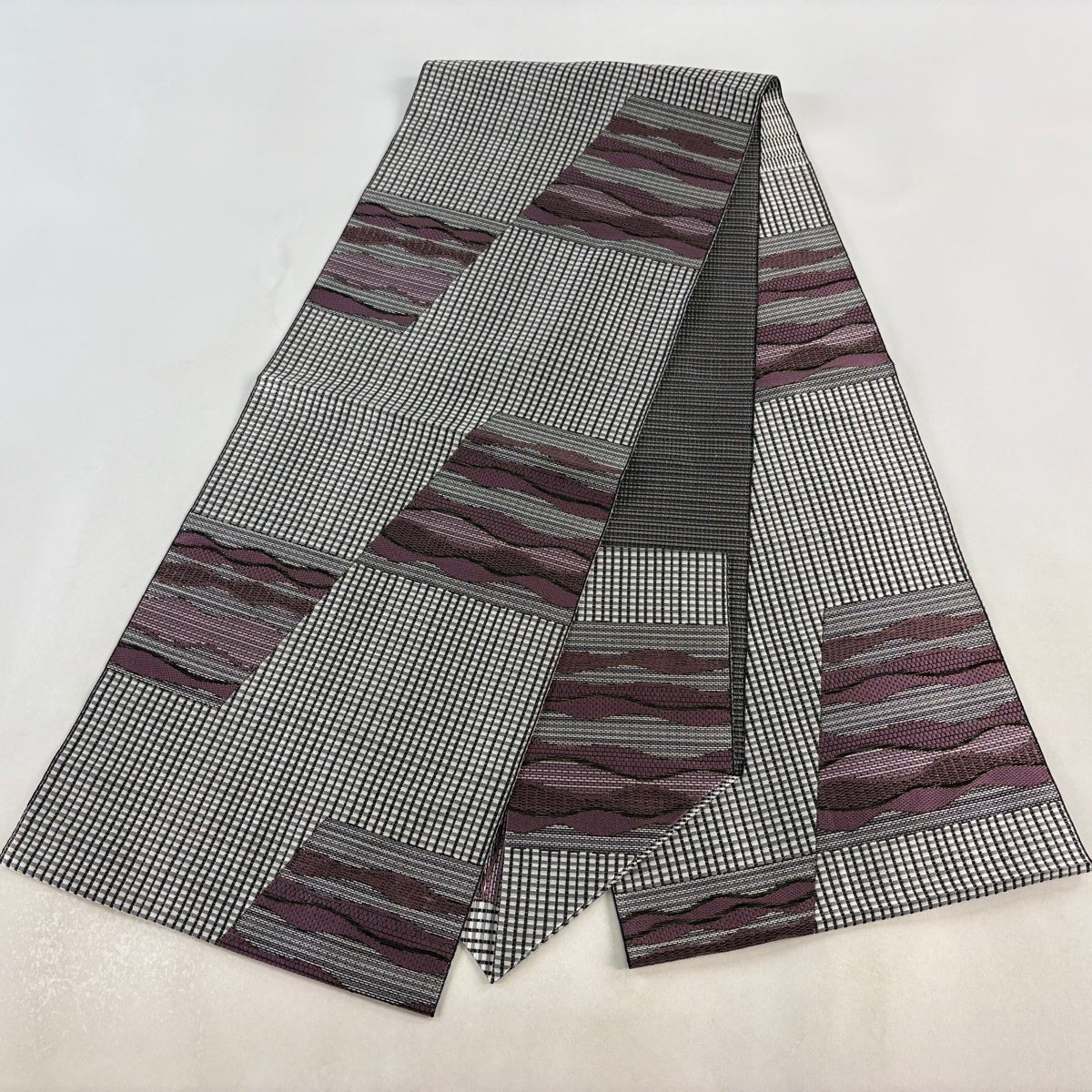 美品】 名古屋帯 秀品 八寸名古屋帯 松葉仕立て よろけ縞 縞 金糸 灰紫