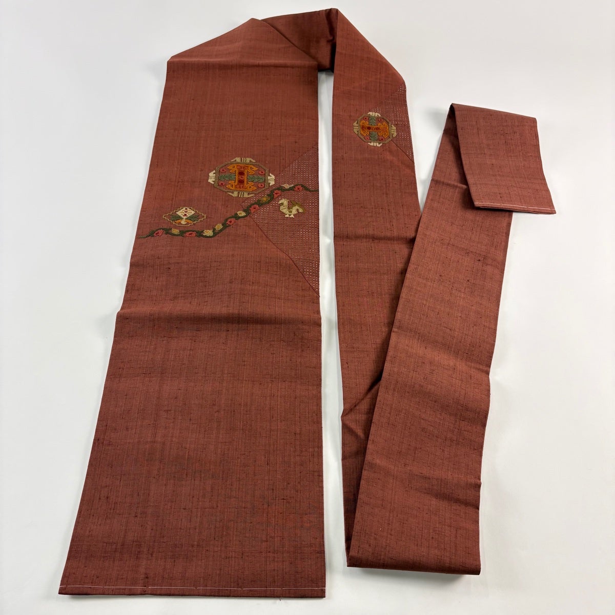 名古屋帯 九寸 紬 切りばめ 創作 相良刺繍 白 朱赤 鳥 新古品 kp1342 名古屋帯 九寸 紬 切りばめ 創作 相良刺繍 白 朱赤 鳥 新古品 kp1342