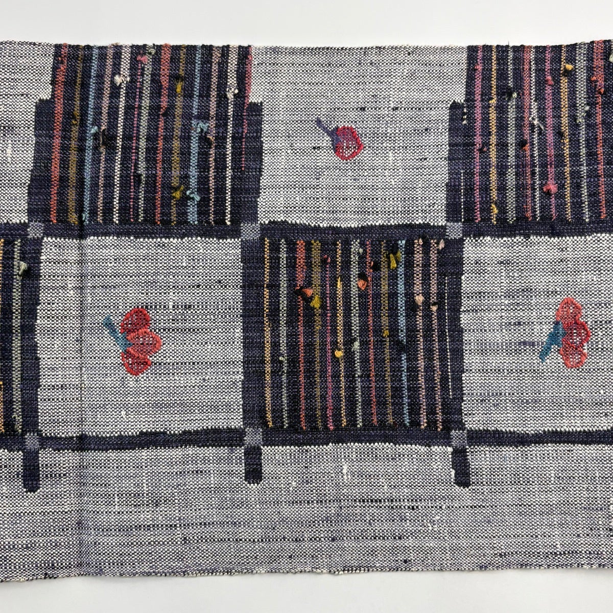 開き名古屋帯　グレー系の紬地に葉と果実の相良刺繍　松葉仕立て　逸品 中古）名古屋帯 銀 カジュアル 松葉仕立て 織り 刺繍 紅葉 流水 絹