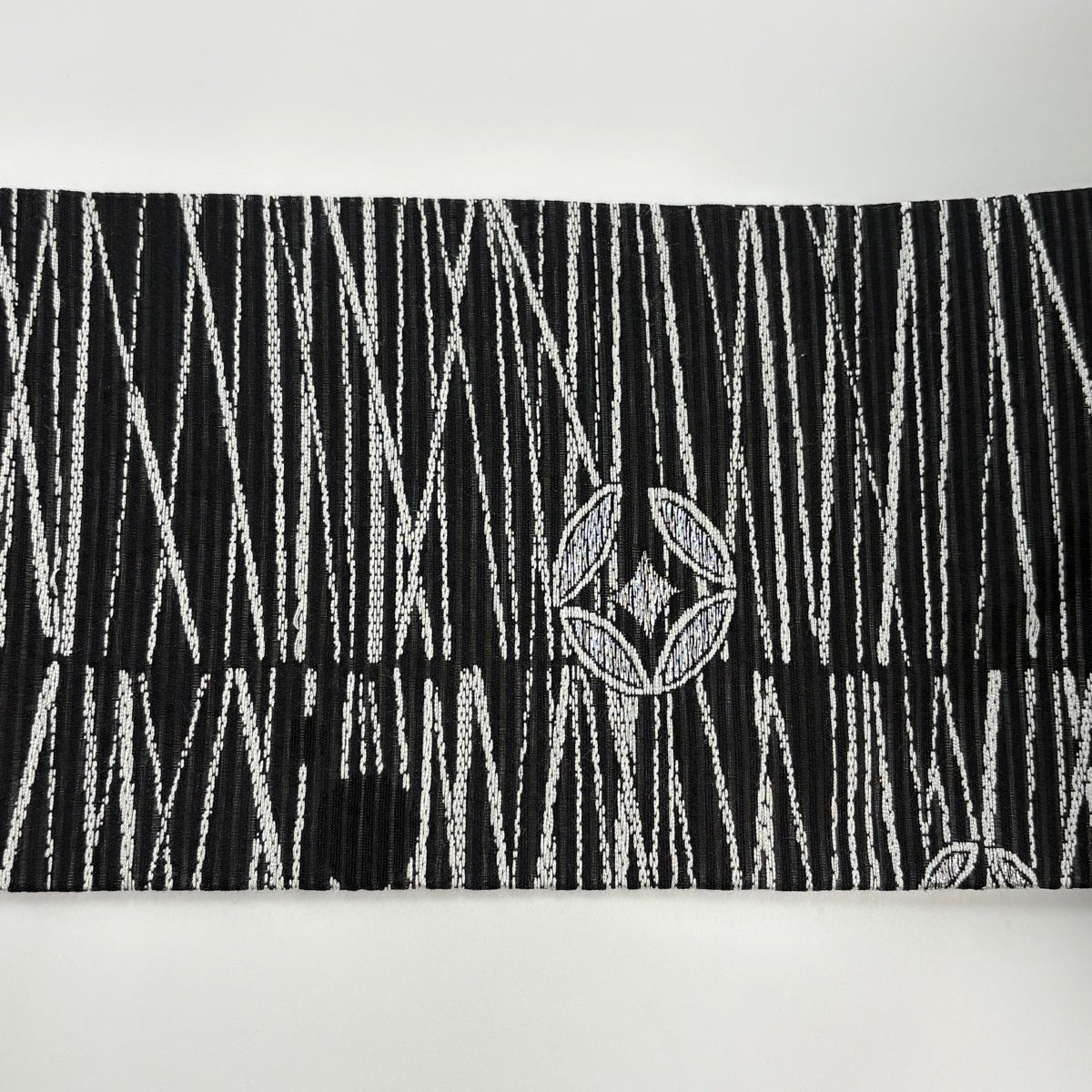 美品】 名古屋帯 秀品 夏帯 絽 七宝文 幾何学 金銀糸 黒灰 正絹｜中古