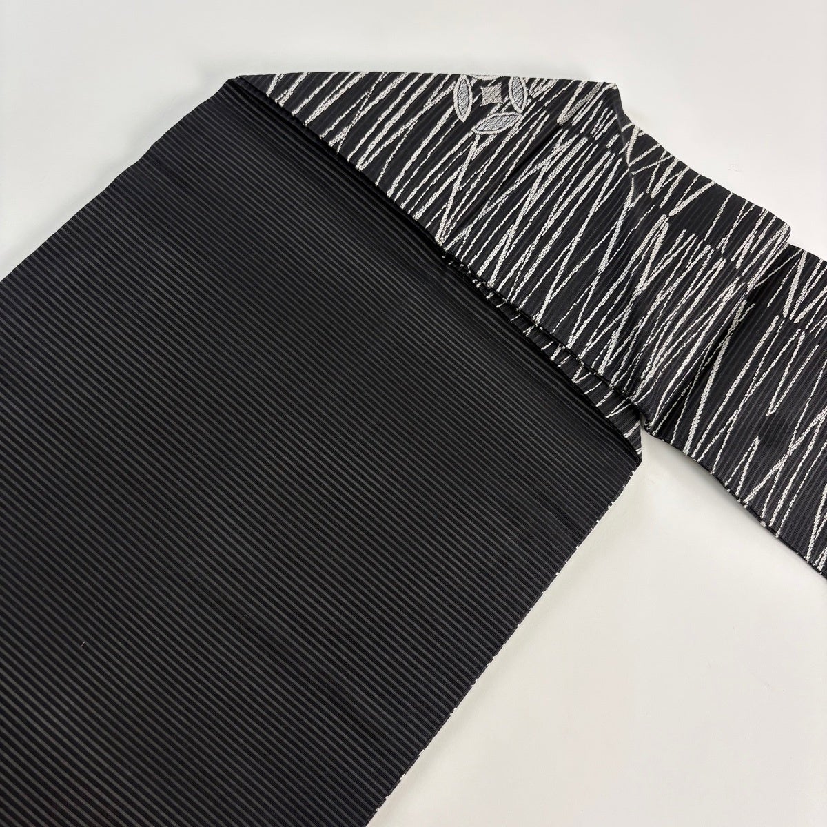 美品】 名古屋帯 秀品 夏帯 絽 七宝文 幾何学 金銀糸 黒灰 正絹｜中古