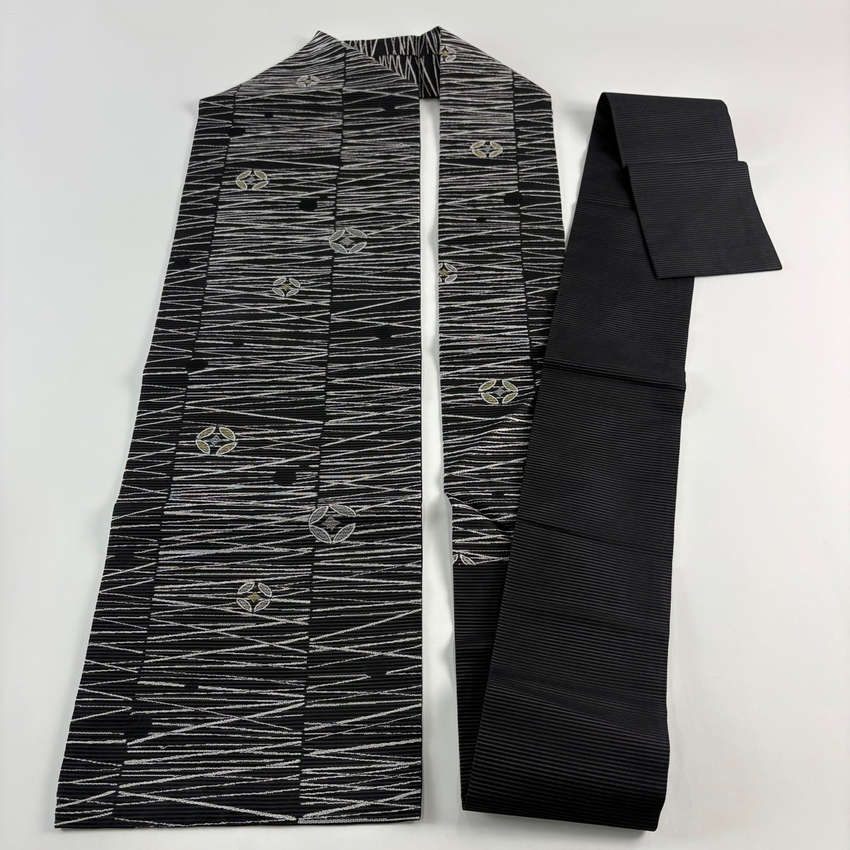美品】 名古屋帯 秀品 夏帯 絽 七宝文 幾何学 金銀糸 黒灰 正絹｜中古