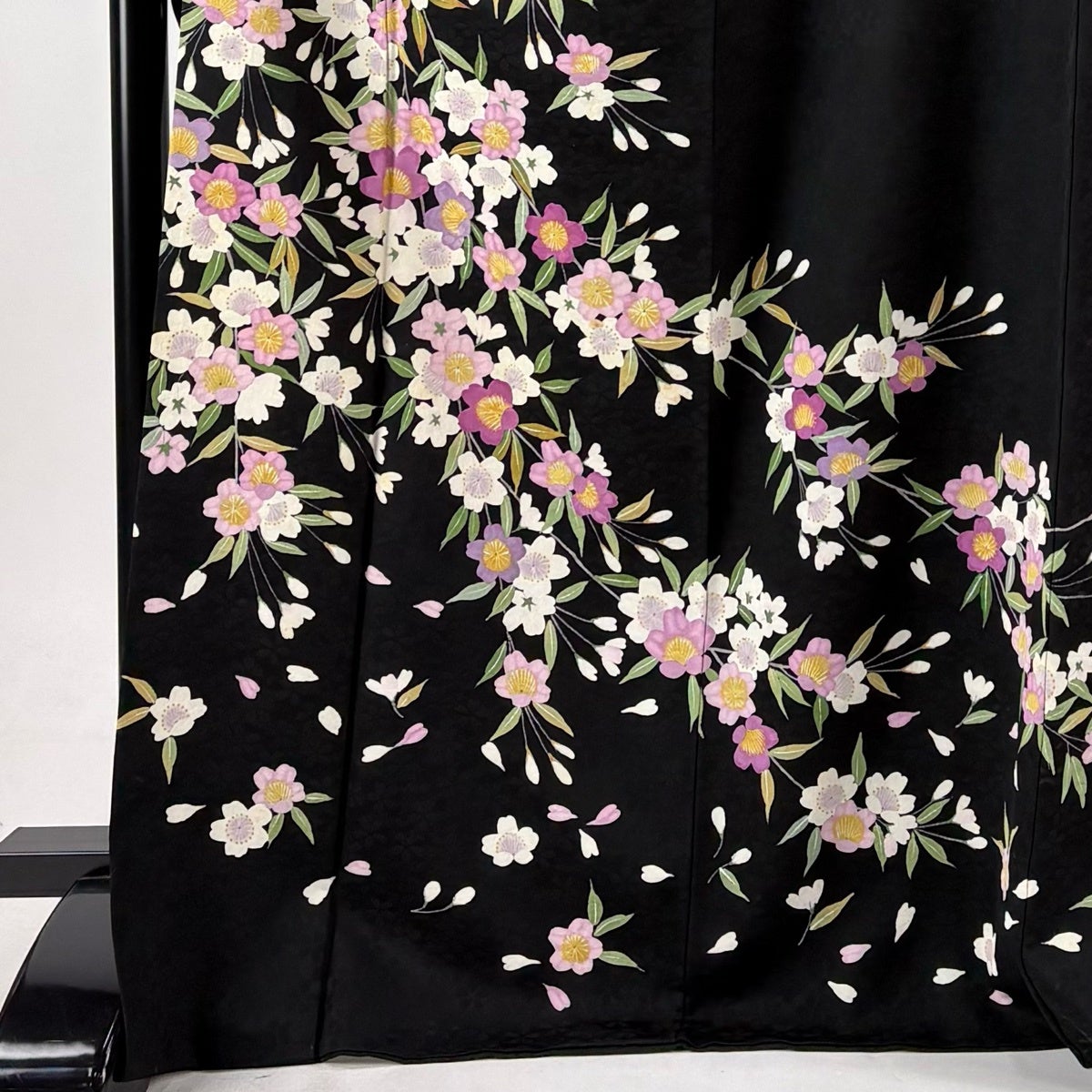 振袖 身丈172cm 裄丈68.5cm 正絹 逸品 【中古】 振袖 身丈172cm 裄丈67.5cm L 袷 枝垂れ桜 黒 正絹 名品｜中古・古着