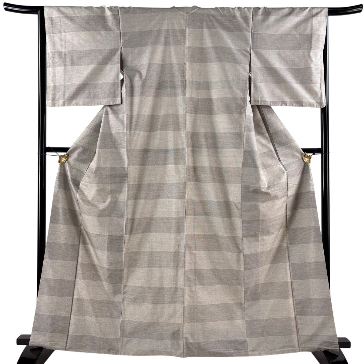 美品】 紬 身丈158cm 裄丈65cm M 袷 生紬 椿 灰色 正絹 名品｜中古