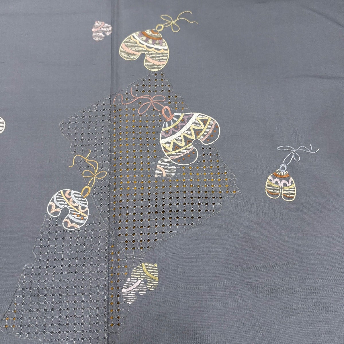 結城紬 着物 中古 袷 セミフォーマル 相良刺繍 花模様 江戸鼠色 身丈157cm 裄66cm M ワイド きもの北條 A1056-10 美品】 紬 身丈159.5cm 裄丈66cm M 袷 琉球かすり 証紙あり 縦縞 絣柄