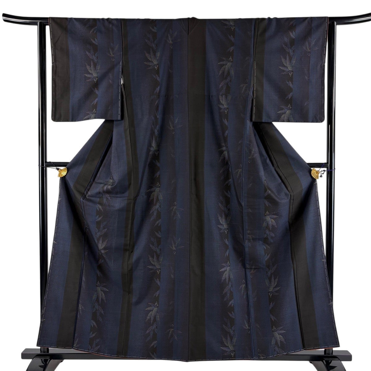 【美品】 紬 身丈150.5cm 裄丈62.5cm 正絹 秀品 【中古】 美品】 紬 身丈159cm 裄丈62.5cm S 袷 葉柄 縦縞 濃紺 正絹 秀品｜中古