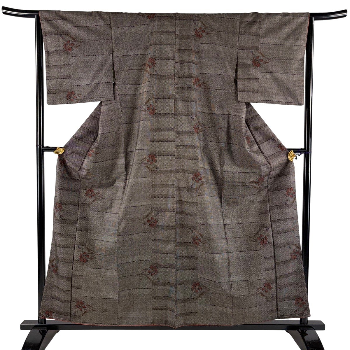 【美品】 紬 身丈158cm 裄丈65cm 正絹 名品 【中古】 美品】 紬 身丈158cm 裄丈65cm M 袷 生紬 椿 灰色 正絹 名品｜中古