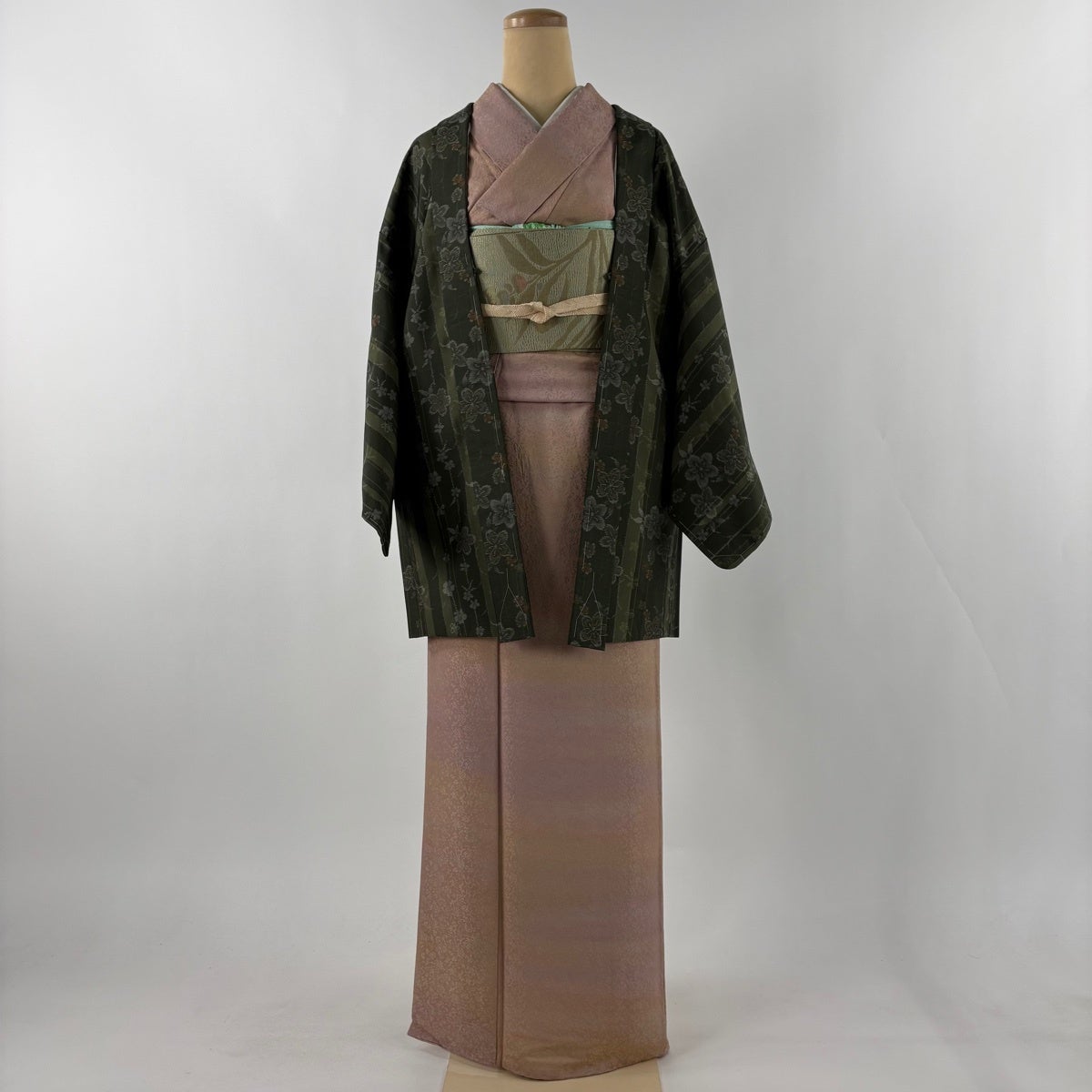 羽織 美品 逸品 身丈97cm 裄丈65.5cm 正絹 【中古】 美品】 羽織 身丈103.5cm 裄丈69cm L 葉と実 紫 正絹 逸品｜中古・古着