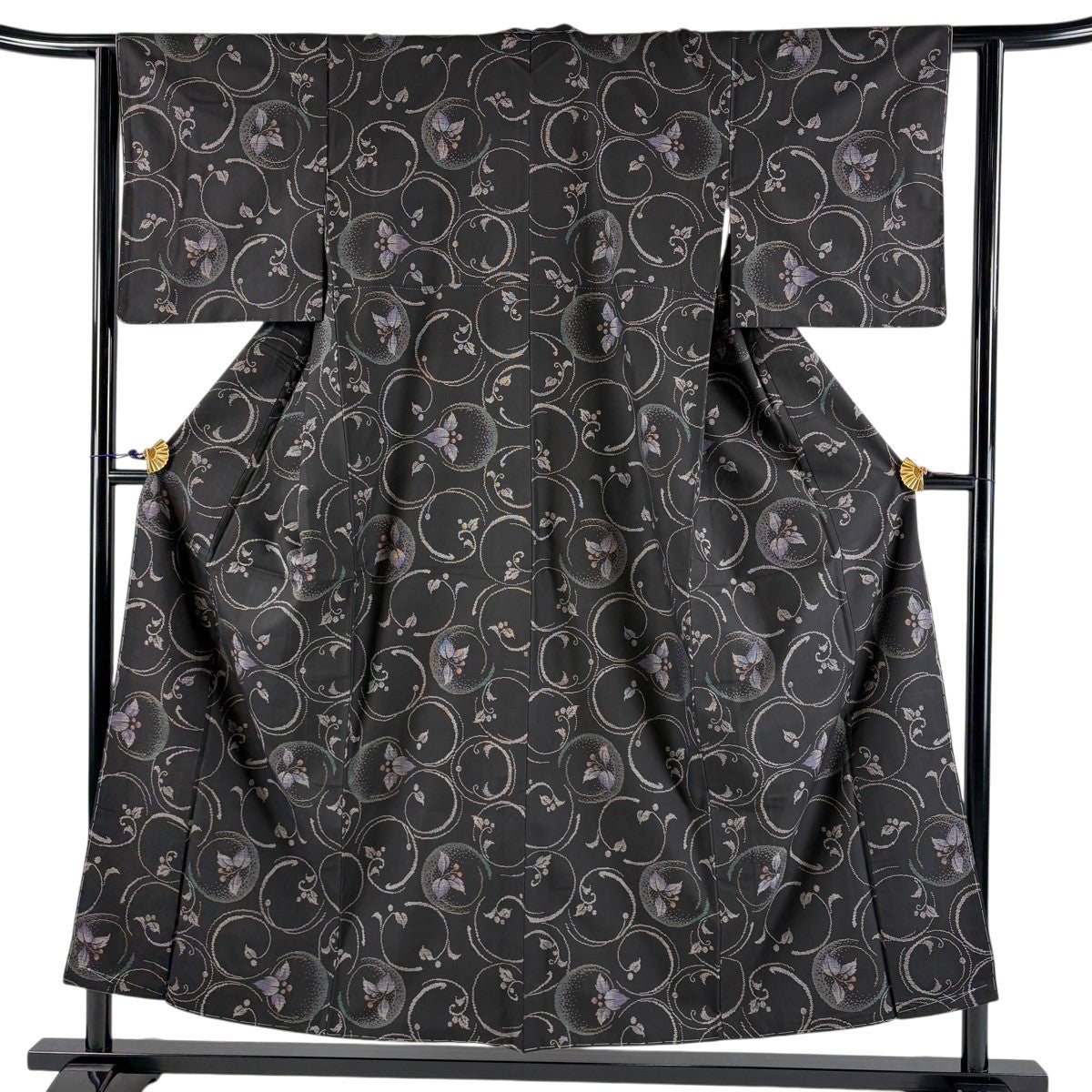 【美品】 大島紬 身丈153.5cm 裄丈63.5cm 正絹 名品 【中古】 美品】 大島紬 身丈153.5cm 裄丈62cm S 袷 純泥染 証紙あり 花唐草 黒