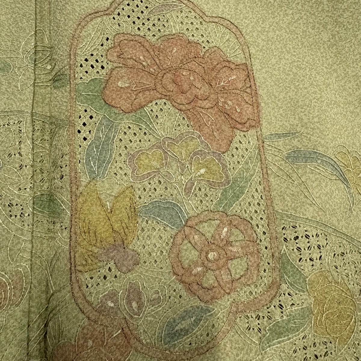 く*ん様 訪問着 付下げ 縮緬 濃い深緑 花文様の金糸の刺繍 着物のみ 裄長 美品】 付下げ 身丈155.5cm 裄丈64.5cm M 袷 草花 金糸 刺繍 薄緑 正絹