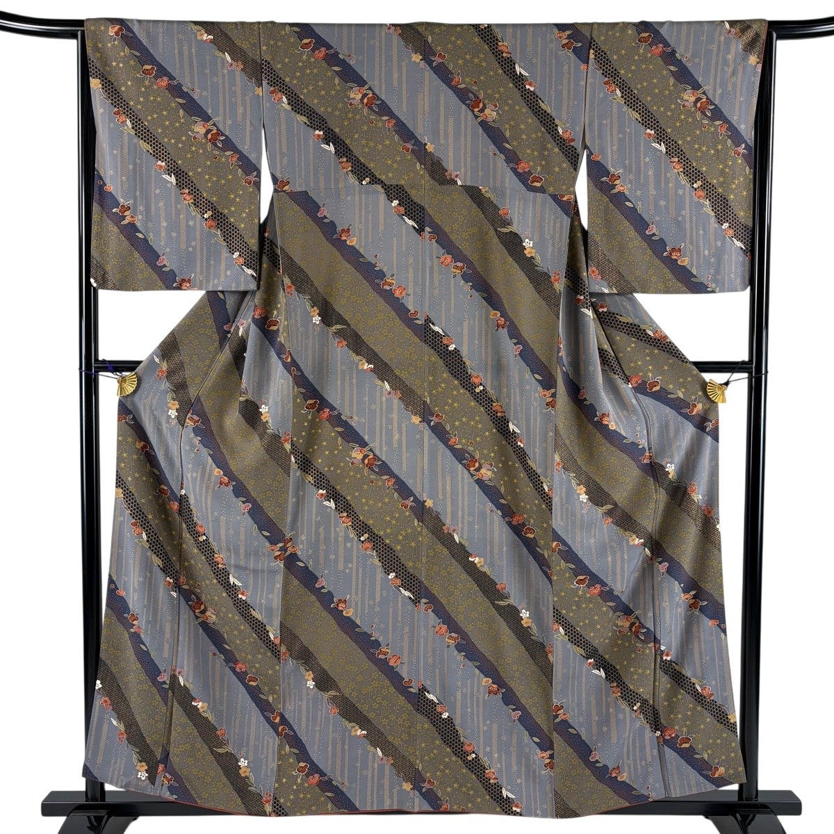 小紋 絵羽柄 菊 松 金彩 正絹 着物 身丈約161.5cm 裄丈63.5cm 25z10-5936 絵羽小紋 金彩 菊 正絹 着物 身丈約166cm 裄丈約62.5cm 26z01-116の