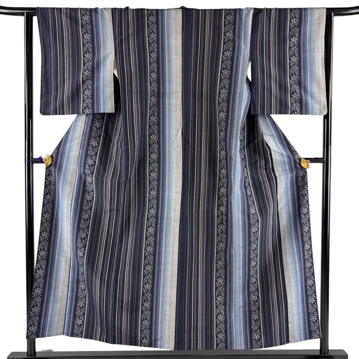 紬 美品 名品 身丈162cm 裄丈67.5cm 正絹 【中古】 紬 身丈162.5cm 裄丈67.5cm L 袷 幾何学模様 茶紫 正絹 秀品｜中古