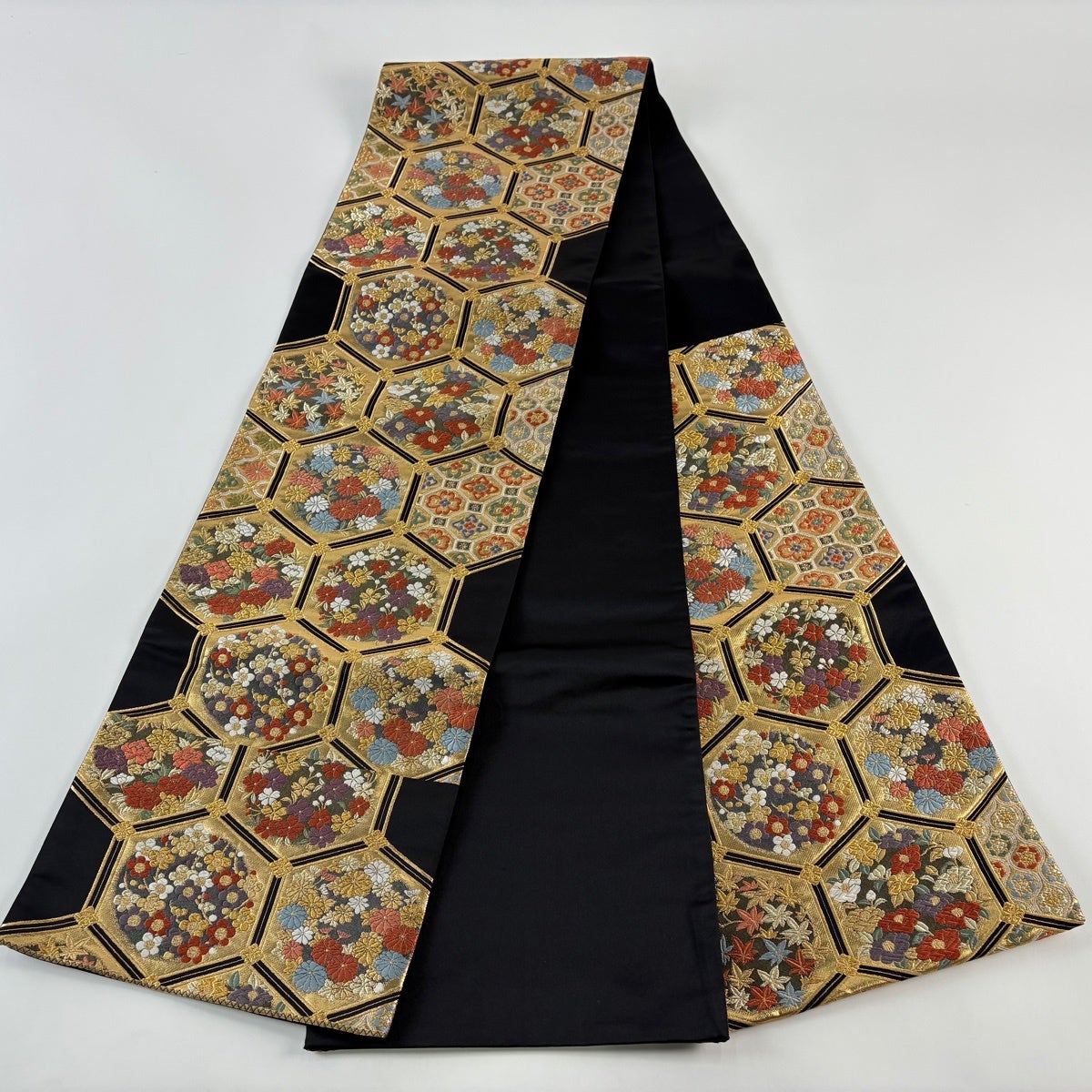 美品】 袋帯 秀品 亀甲 草花 金糸 箔 黒 六通 正絹｜中古・古着