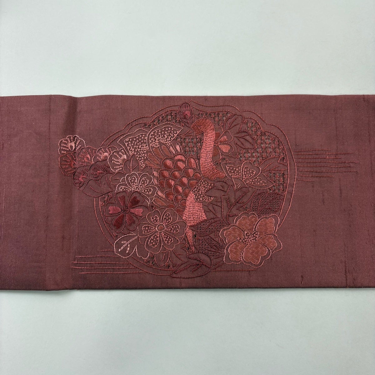 美品】 名古屋帯 秀品 紬地 孔雀 草花 刺繍 赤紫 正絹｜中古・古着