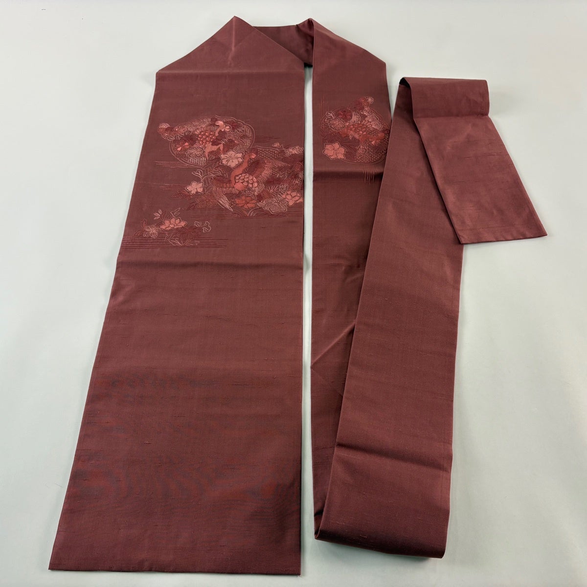 美品】 名古屋帯 秀品 紬地 孔雀 草花 刺繍 赤紫 正絹｜中古・古着